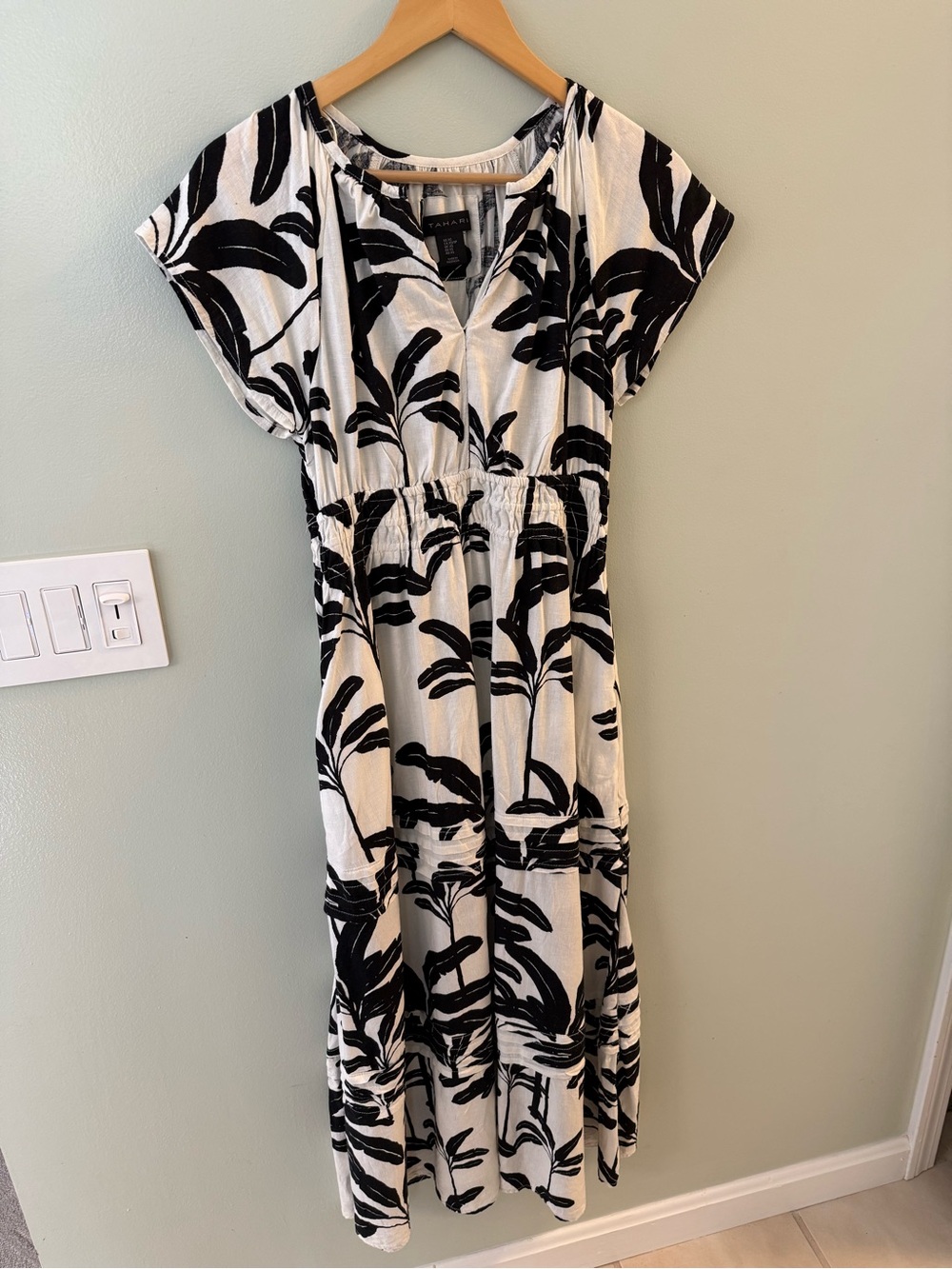 Tahari Black & White Botanical Maxi Dress. Has pockets Worn once smoke free home